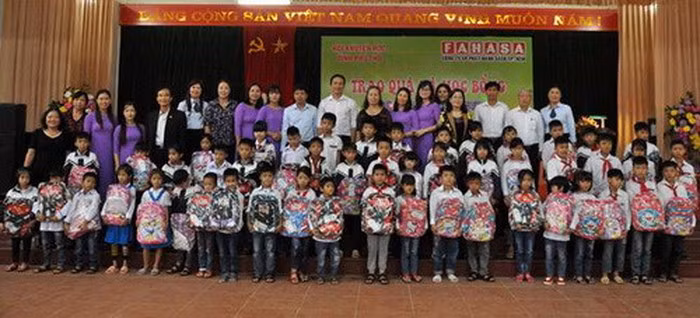 Entregan becas a alumnos con escasez económica en provincia vietnamita ảnh 1