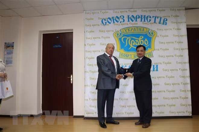 Embajador de Vietnam en Ucrania condecorado con Medalla Estatal de Derecho y Justicia ảnh 1