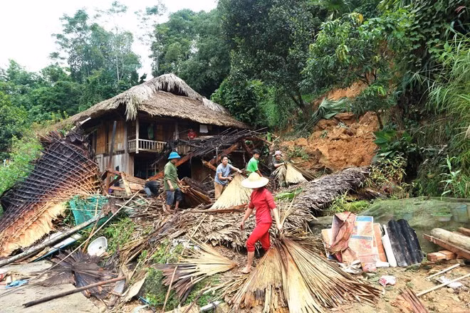 Pérdidas humanas en provincia norvietnamita por inundaciones súbitas ảnh 1