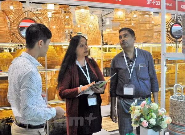 Exponen artesanías y sourvenirs vietnamitas en feria en Hong Kong (China) ảnh 1