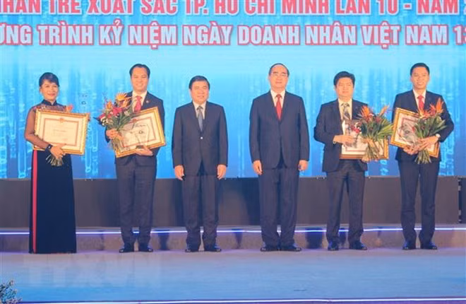 Ciudad Ho Chi Minh honra a empresarios jóvenes destacados en 2018 ảnh 1