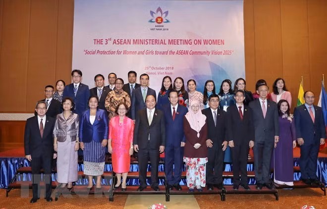 Mujeres y niñas contribuyen al desarrollo de ASEAN, afirma premier vietnamita ảnh 1
