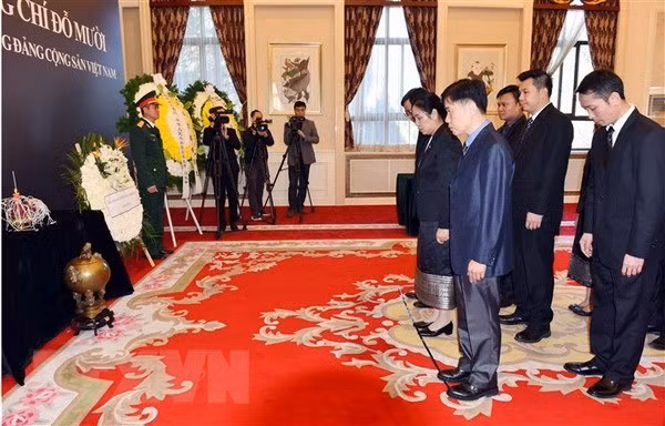 Rinden tributo al exsecretario general del Partido Comunista de Vietnam en China ảnh 1