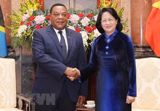 Tanzania es un socio africano prioritario de Vietnam, destaca presidenta interina ảnh 1
