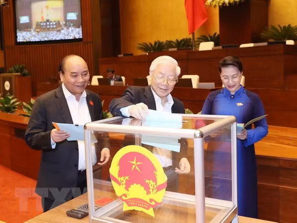 Parlamento vietnamita realiza votación de confianza en cuarta jornada de VI período de sesiones ảnh 1