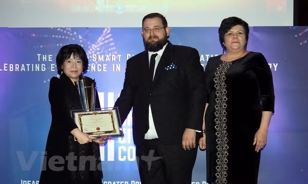 Primera vietnamita honrada con premio internacional sobre “Nación inteligente” ảnh 1
