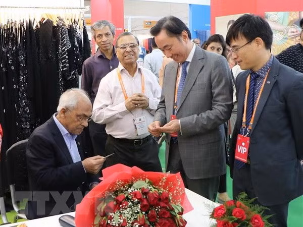 Empresas vietnamitas participan en feria internacional de seda en la India ảnh 1