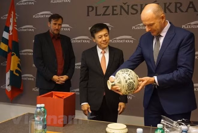 Embajador vietnamita promueve cooperación en región checa de Pilsen ảnh 1