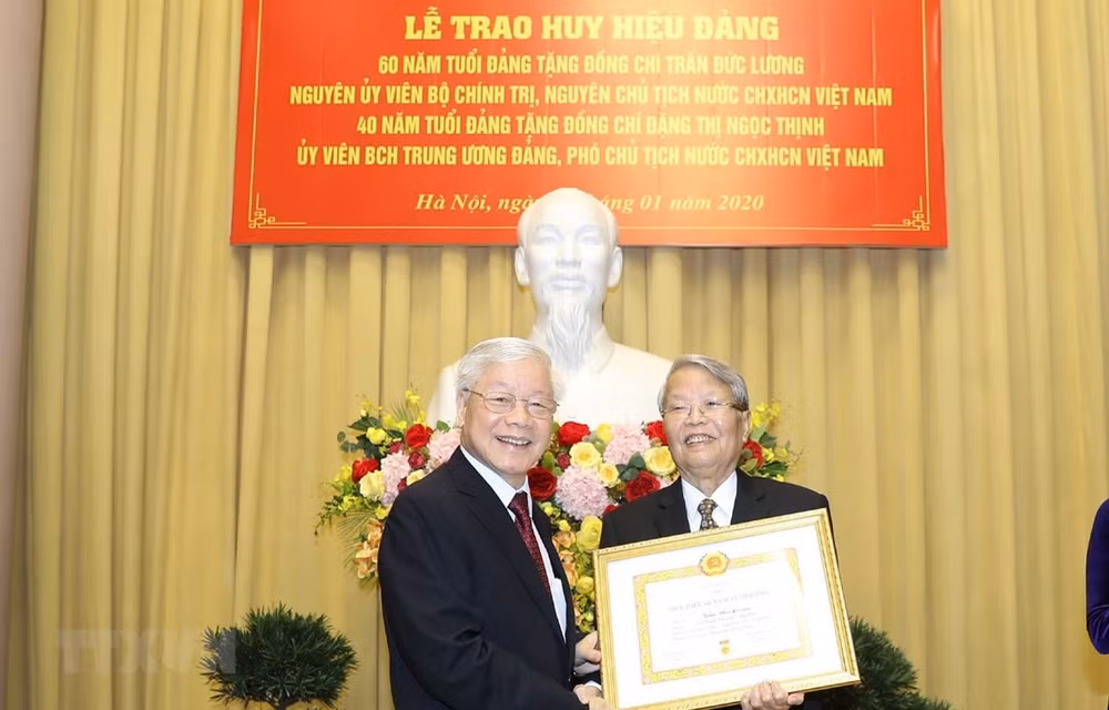 Reciben expresidente y subjefa del Estado de Vietnam insignias por sus largas carreras partidistas ảnh 1