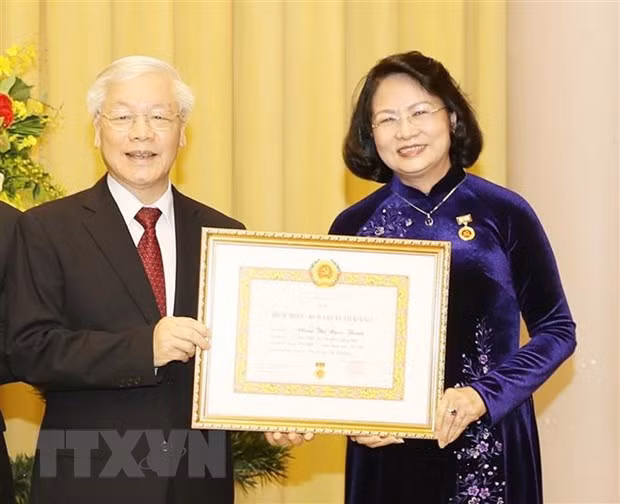 Reciben expresidente y subjefa del Estado de Vietnam insignias por sus largas carreras partidistas ảnh 2