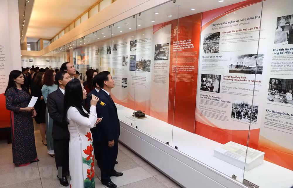 Efectúan exhibiciones sobre fundación del Partido Comunista de Vietnam en diferentes localidades ảnh 1