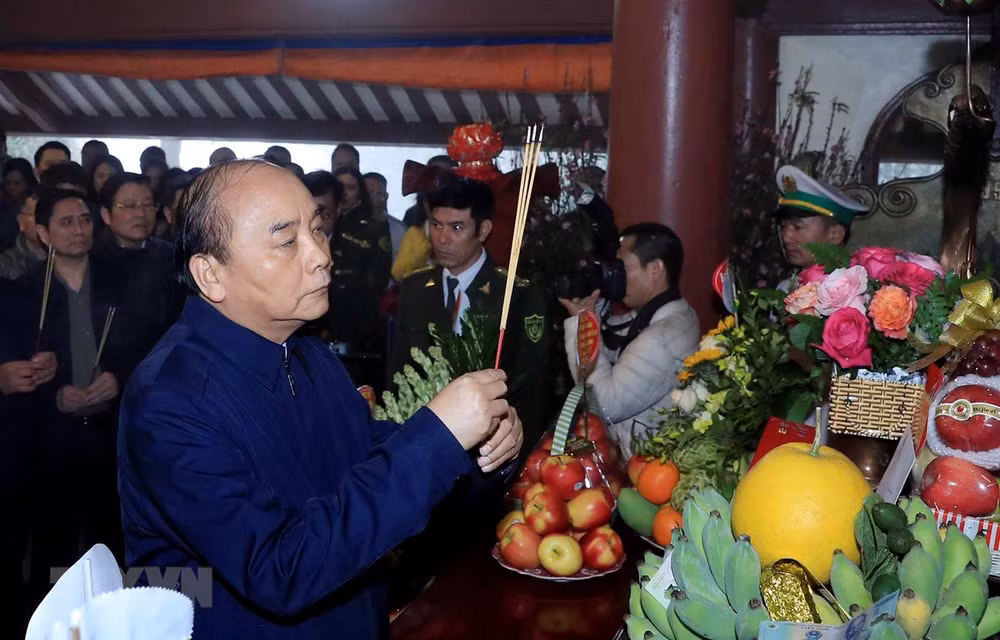 Dirigentes vietnamitas rinden tributo al Presidente Ho Chi Minh ảnh 1