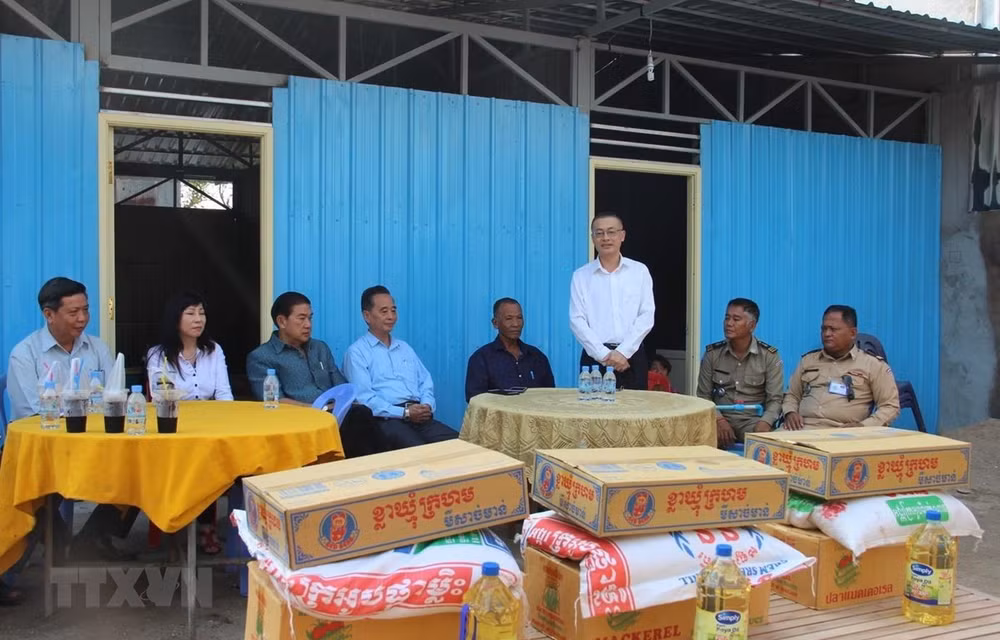 Entregan casas nuevas a familias vietnamitas afectadas por incendio en Camboya ảnh 1