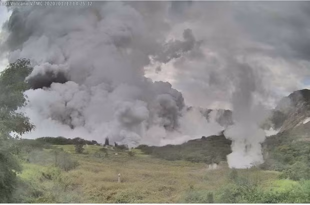 Evacua Filipinas a miles de personas por erupción volcánica ảnh 1