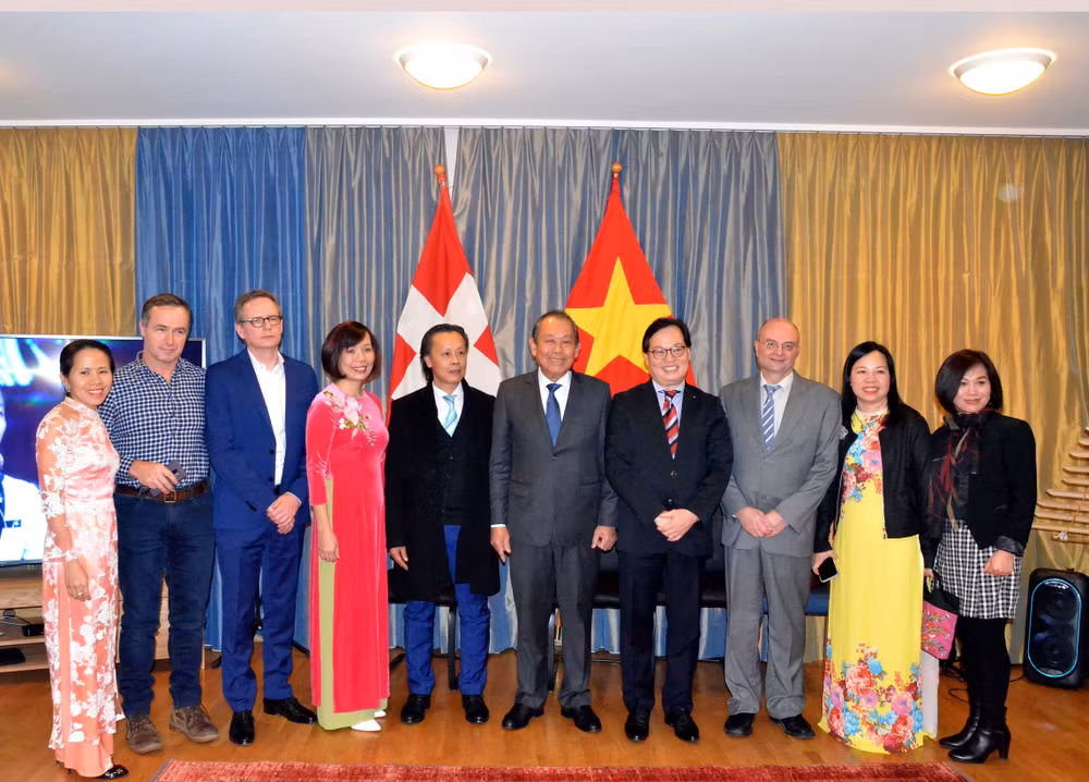 Vicepremier vietnamita se reúne con coterráneos en Suiza en ocasión del Tet ảnh 1