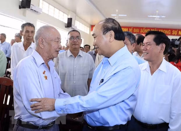 Premier vietnamita entrega regalos a personas desfavorecidas en ocasión del Tet ảnh 1