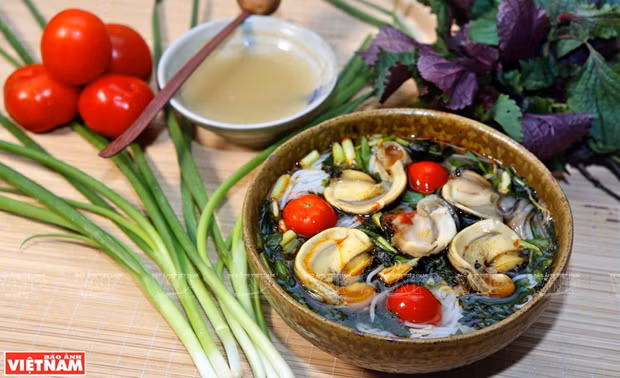 Sopa de fideos con caracoles, manjar típico de Hanoi ảnh 1