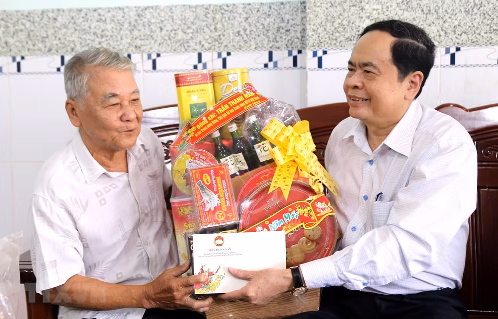 Obsequian dirigentes vietnamitas regalos del Tet a personas desfavorecidas ảnh 1