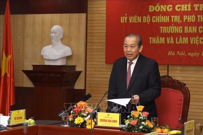  Representantes del Gobierno vietnamita felicitan a policías y pobladores en ocasión del Tet ảnh 1