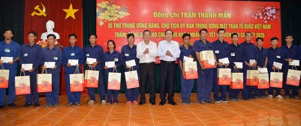 Frente de la Patria de Vietnam obsequia a trabajadores y personas menos favorecidas en ocasión del Tet ảnh 1