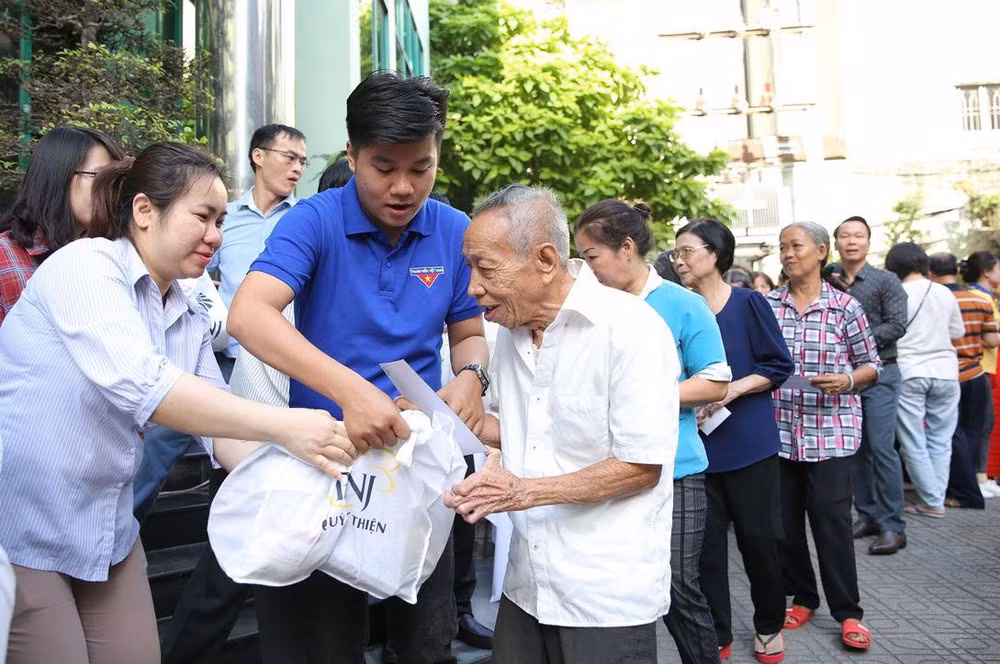 Aseguran un Tet feliz para necesitados y familias beneficiadas de políticas sociales en Hanoi ảnh 1