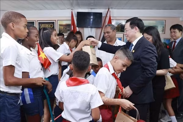 Presidente del Parlamento de Vietnam cumple amplia agenda en Santiago de Cuba ảnh 5