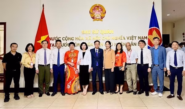 Delegación de ciudad de Hanoi realiza visita a Laos ảnh 2