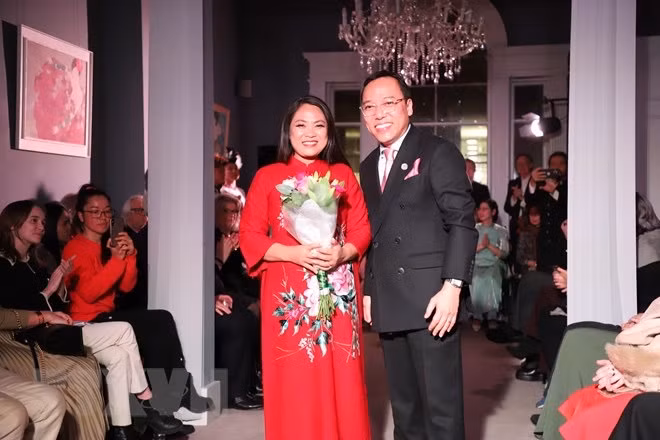 Colecciones de moda vietnamita se destacan en Londres&nbsp; ảnh 2