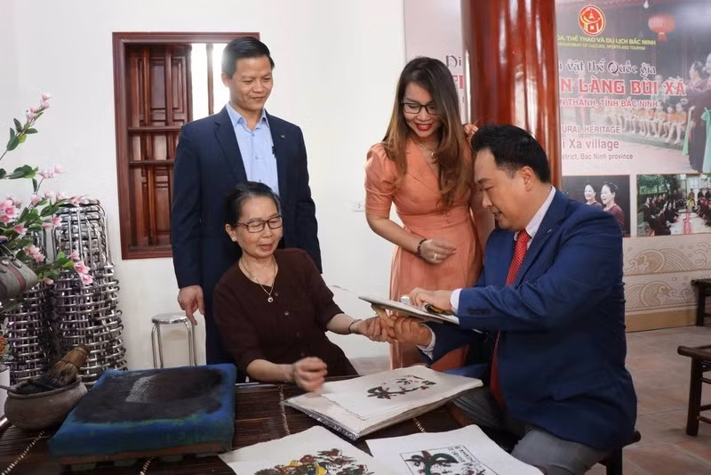 Diplomáticos extranjeros descubren belleza cultural de provincia vietnamita de Bac Ninh ảnh 1