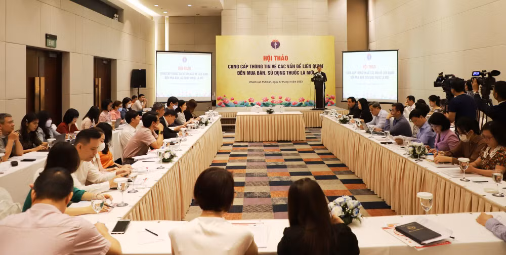Buscan limitar y prevenir la venta y uso de cigarrillos nuevos en Vietnam ảnh 2