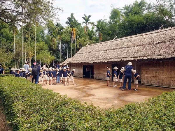Decenas de miles de personas visitan pueblo natal del Tío Ho en efermérides ảnh 1