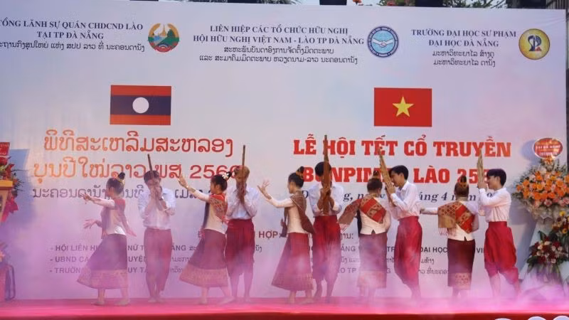 Celebran en ciudad vietnamita de Da Nang fiesta tradicional Bunpimay de Laos ảnh 1