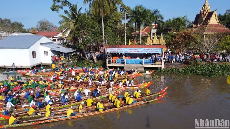 Provincia vietnamita celebra Festival Chol Chnam Thmay con regata de barcos ảnh 1