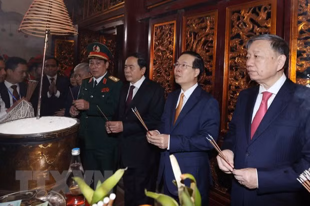 Presidente de Vietnam rinde homenaje a los fundadores de la nación ảnh 1
