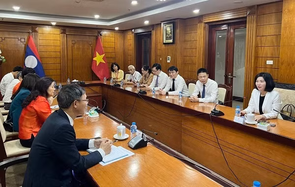 Delegación de ciudad de Hanoi realiza visita a Laos ảnh 1