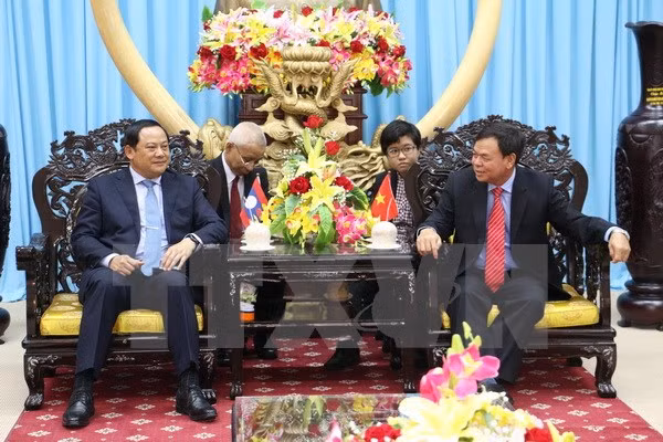 Vicepremier laosiano continúa visita en Vietnam ảnh 1
