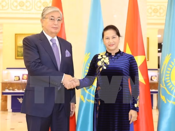 Titular del Parlamento de Vietnam se reúne con presidente del Senado de Kazajstán ảnh 1