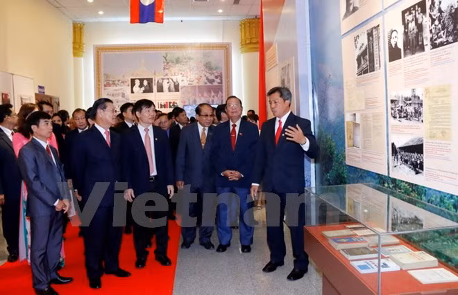 Exposición fotográfica resalta nexos de amistad Vietnam-Laos ảnh 1