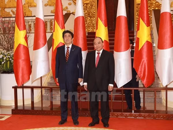 Prensa japonesa destaca la visita a Vietnam del premier Shinzo Abe ảnh 1