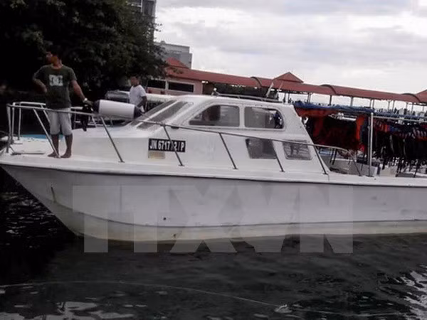 Rescatan a 23 turistas chinos a bordo de barco hundido en Malasia ảnh 1
