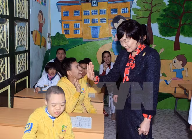 Dama de premier japonés visita hospital de Rehabilitación en Hanoi ảnh 1