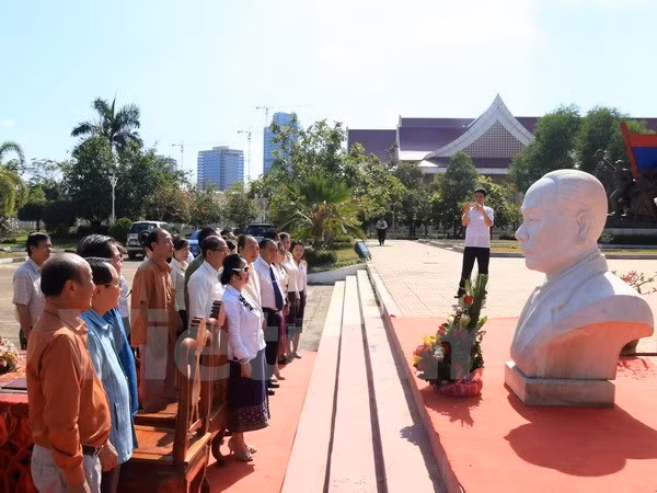 Homenajean a Souphanouvong, figura especial de relaciones Vietnam-Laos ảnh 1