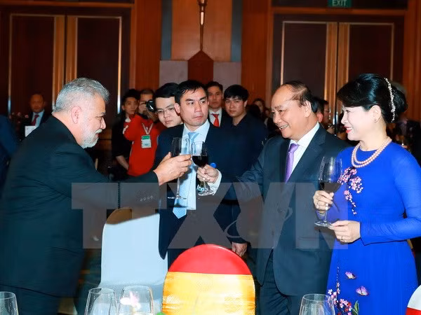 Primer ministro de Vietnam ofrece banquete en ocasión del Tet ảnh 1