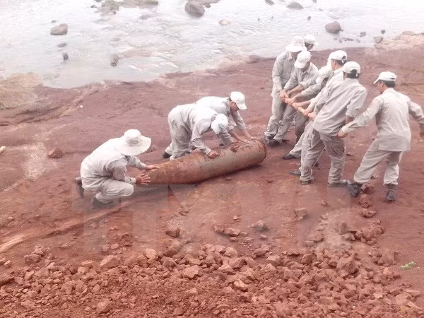 Desactivan bomba de más de 200 kilogramos, remanente de la guerra en Vietnam ảnh 1
