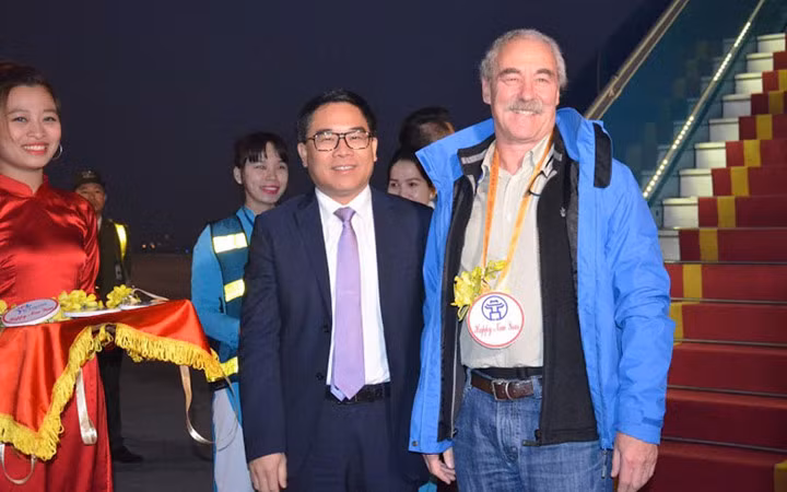 El primer turista en llegar a Hanoi es de Alemania ảnh 1