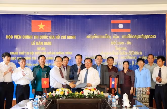 Vietnam ayuda a Laos a modernizar academia de política ảnh 1