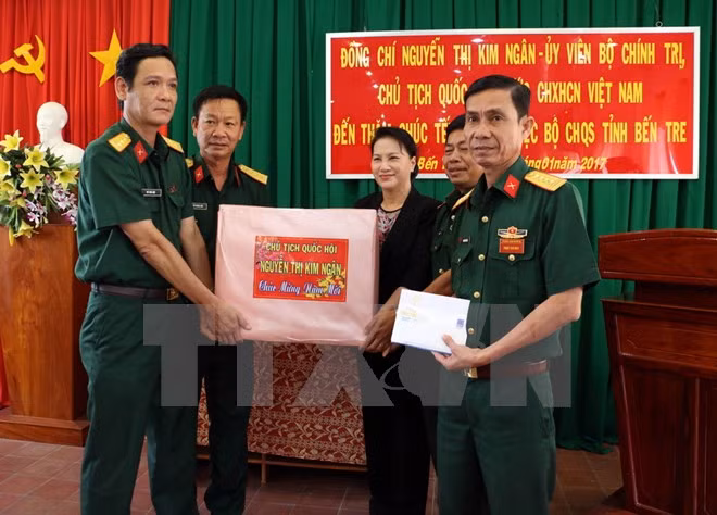 Presidenta del Parlamento obsequia regalos a personas desfavorecidas ảnh 1