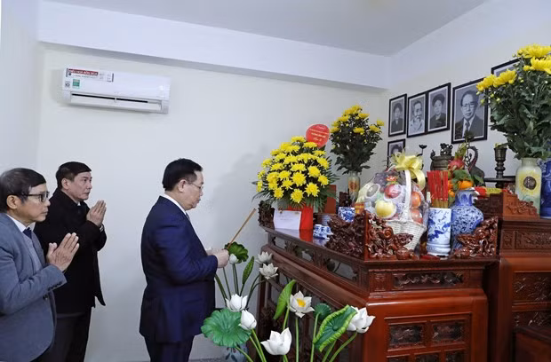 Presidente parlamentario extiende saludos del Tet a familias de máximos legisladores difuntos ảnh 1