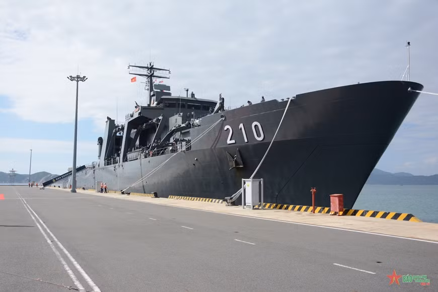 Buque naval de Singapur visita provincia vietnamita de Khanh Hoa ảnh 1