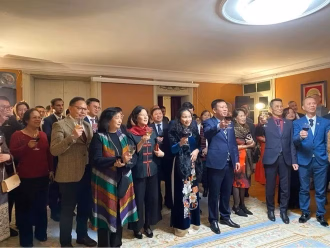Vietnamitas en Suecia y Letonia se reúnen en ocasión del Tet ảnh 1